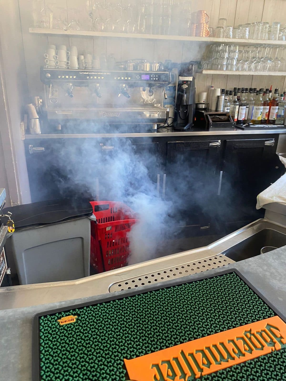 Fumigation derrière le bar d'un restaurant lors d'un traitement choc contre les cafards