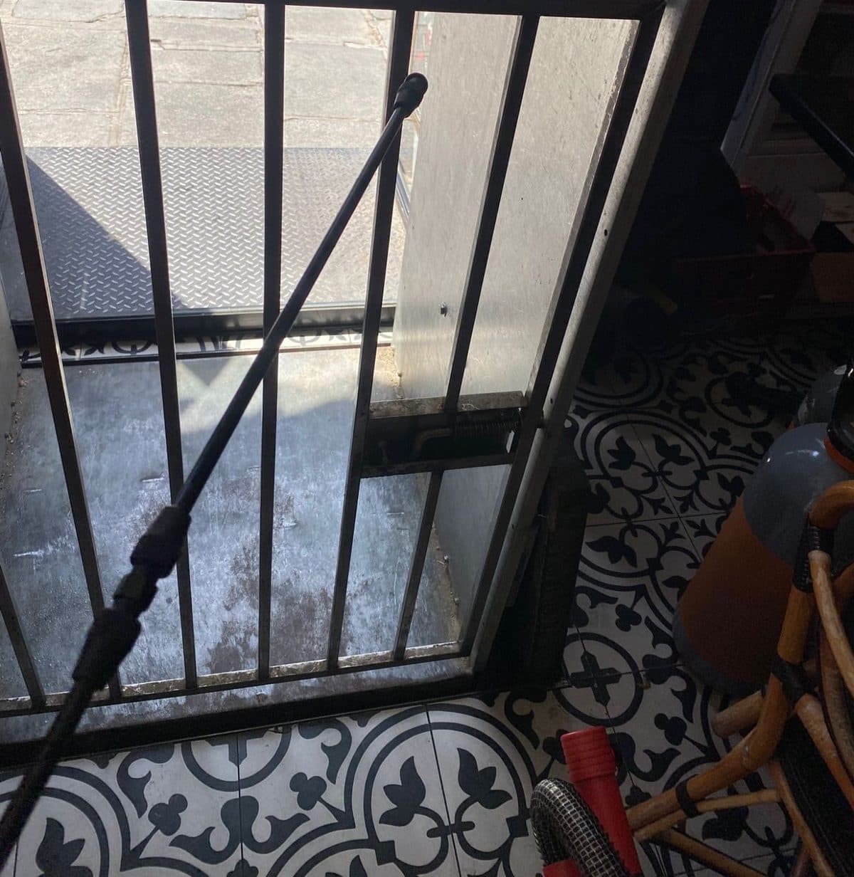 Second passage de traitement sur le monte-charge d'un restaurant, huit jours après le premier
