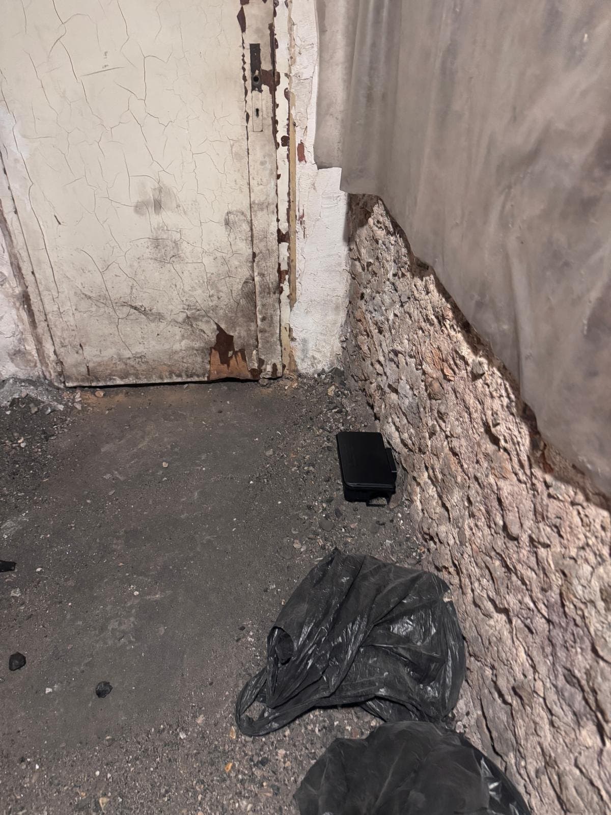 Poste d'appâtage sécurisé posé le long du mur d'une cave privative de copropriété