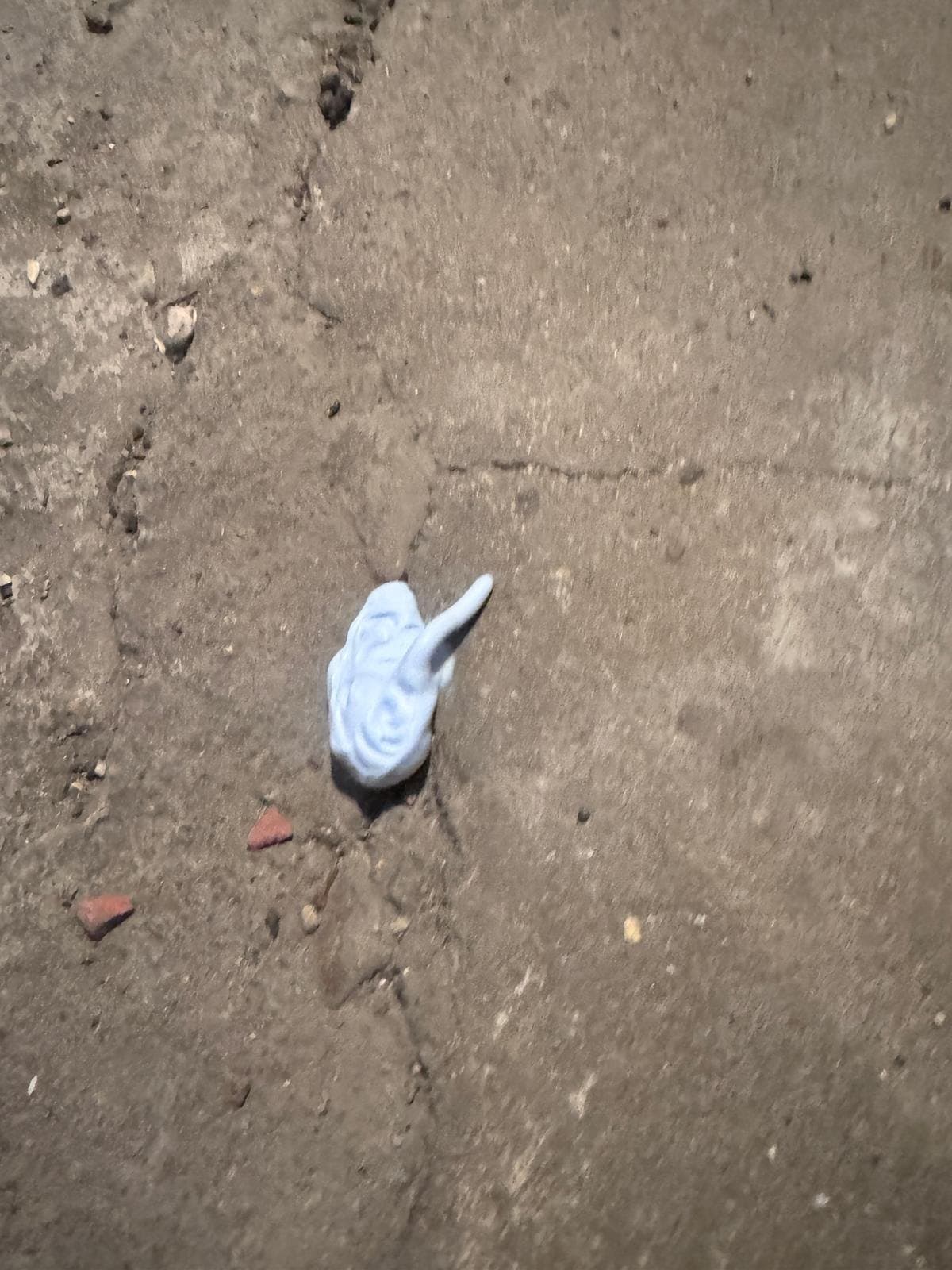 Mousse rodenticide appliquée dans un passage au sol d'une cave