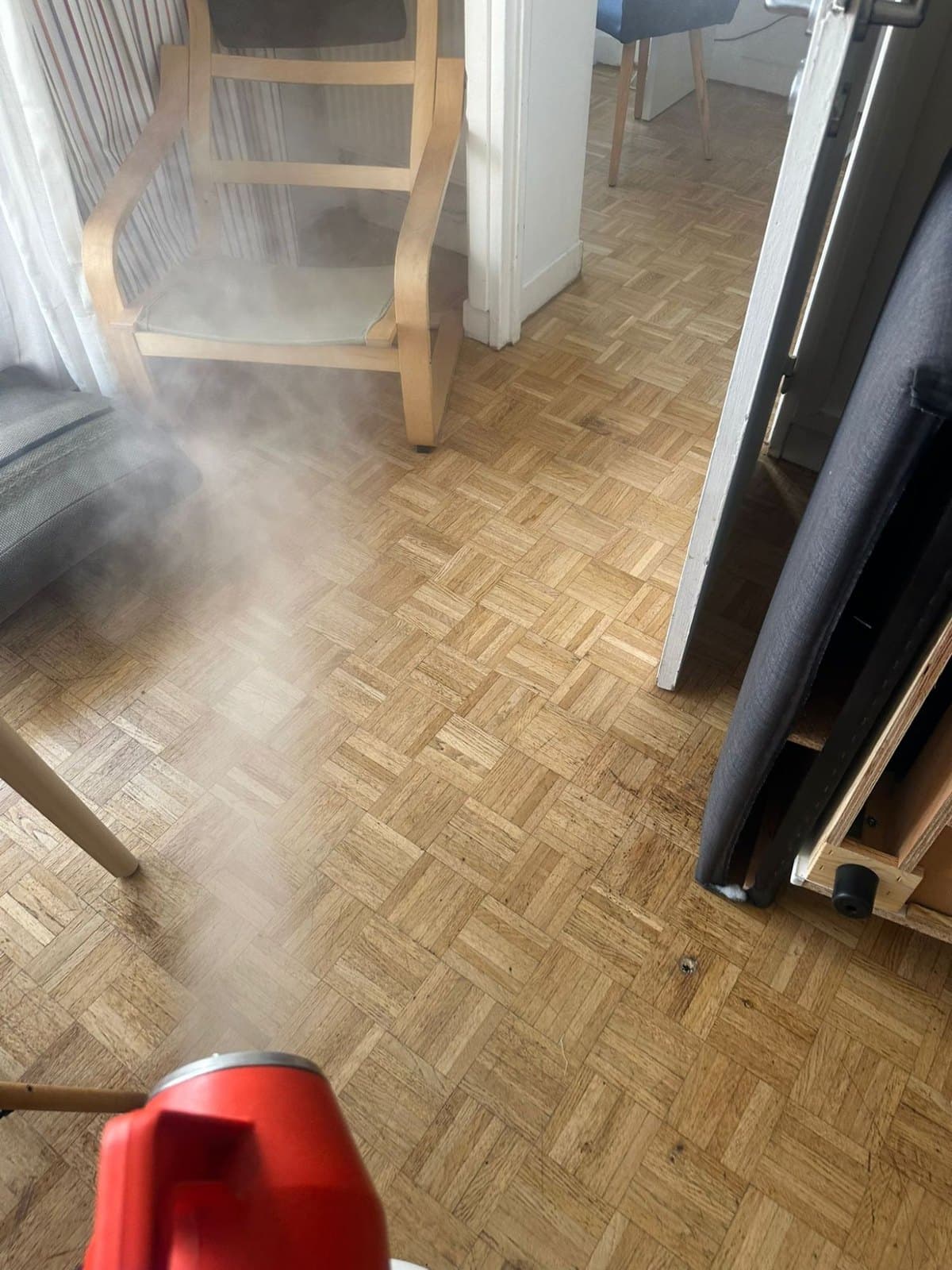 Nébulisation dans une pièce lors d'un traitement punaises de lit à Paris 11e