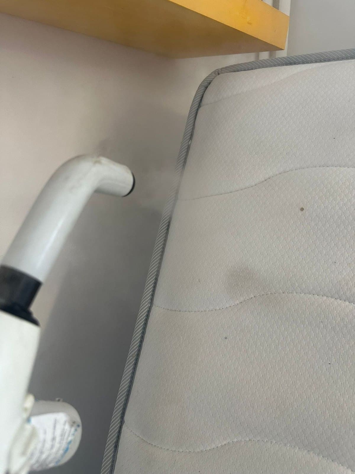Application de vapeur haute température sur un matelas lors d'un traitement punaises de lit