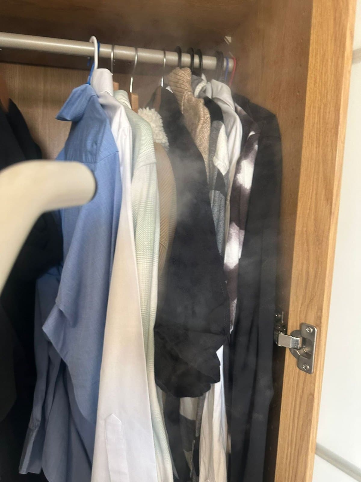 Traitement à la vapeur des vêtements dans une penderie, appartement Paris 11e