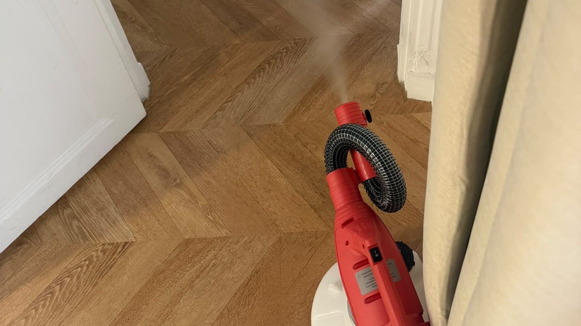 Nébulisateur ULV diffusant un désinfectant dans une chambre parisienne