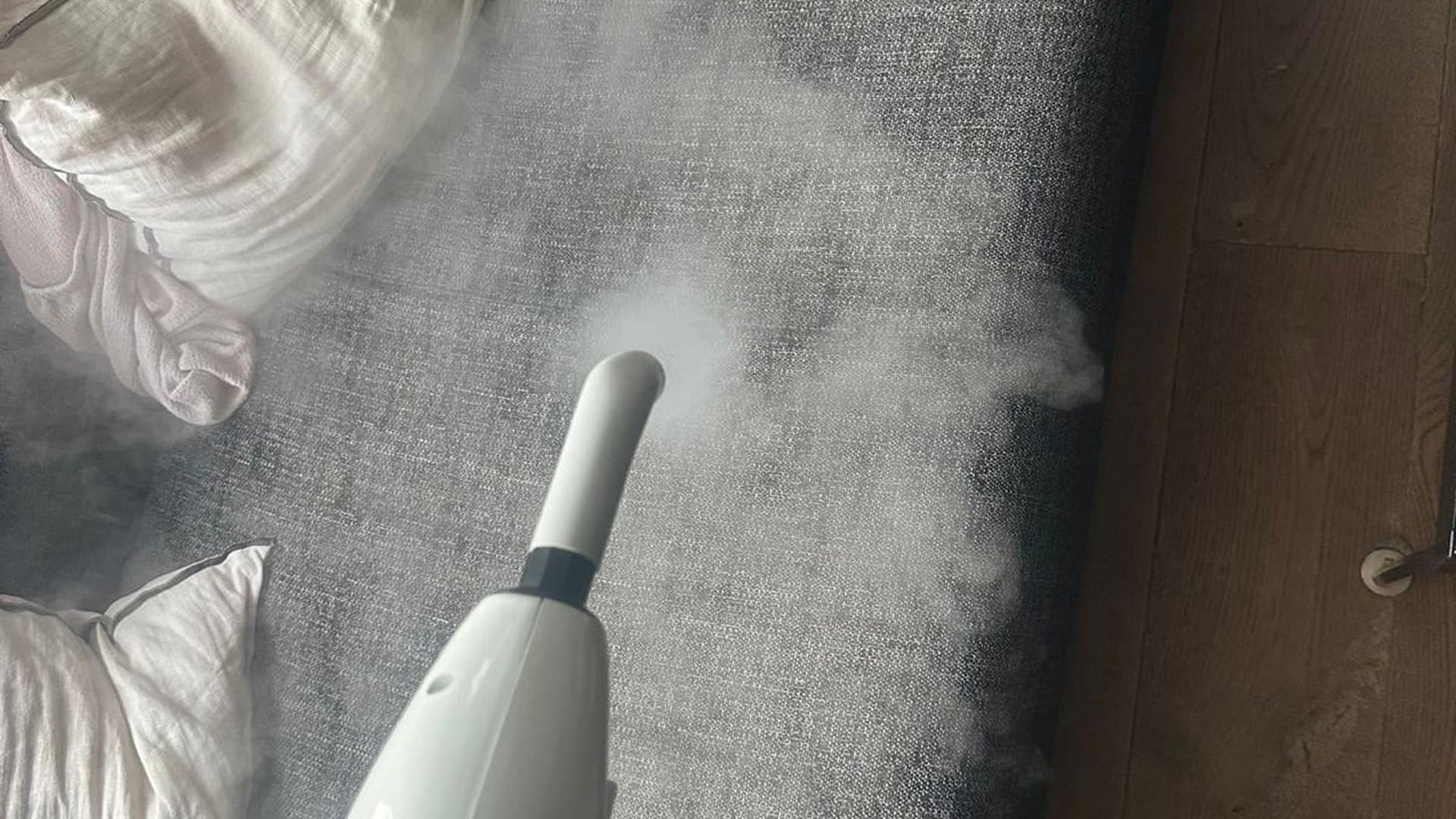 Traitement vapeur d'un matelas lors d'une intervention punaises de lit à Paris